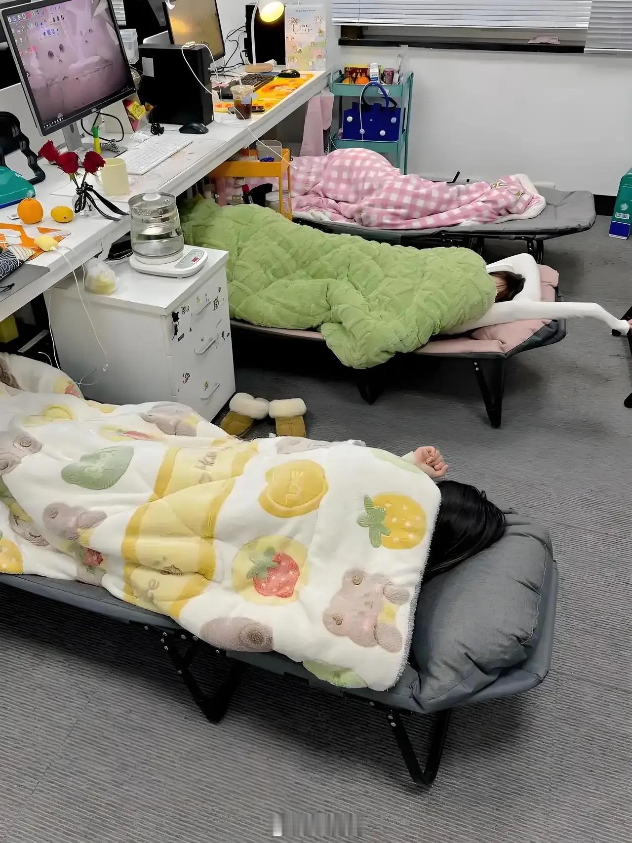 同样是午休，三种截然不同的状态，道尽生活万般模样：有人空调房惬意躺平，有人风扇旁