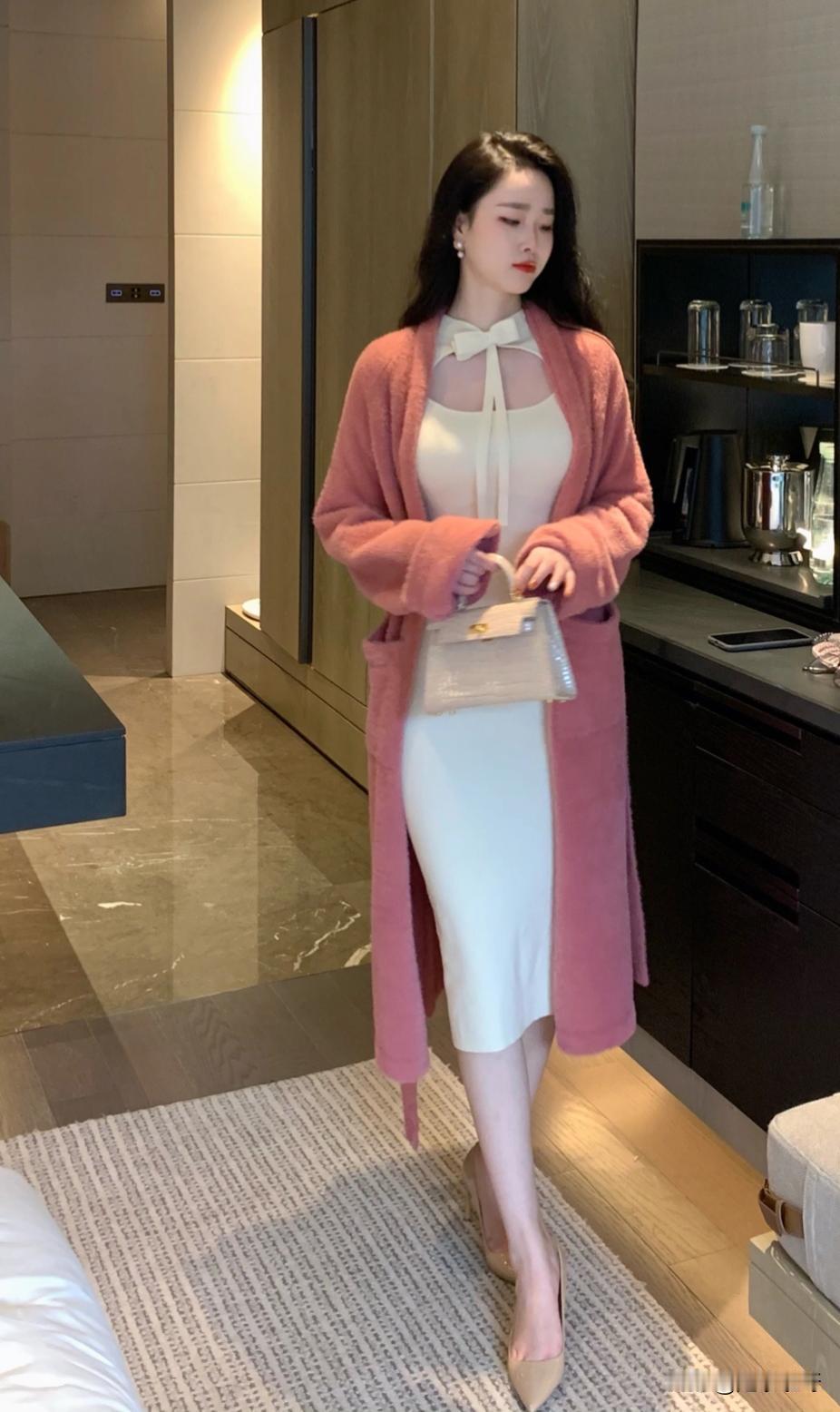 柔粉大衣裹着浪漫，白裙曳地藏着仙气，美女抬眸间，便是冬日里的明媚高光。