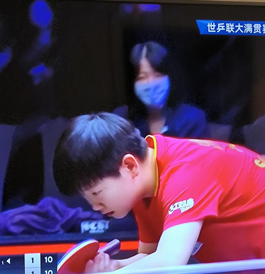 孙颖莎三比二战胜汉娜。进入16强。第一局两人的比分都非常胶着，打到六平、八平