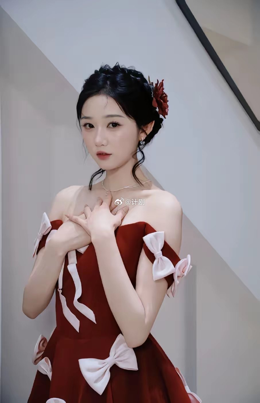 为什么喜欢岳雨婷，原因很简单，不是因为她长得漂亮，而是因为她敢拼，能拦得住压力。