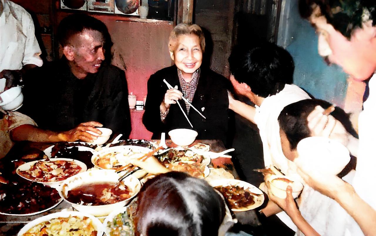 1987年10月，曾志第一次回到井冈山，来到儿子石来发家里。这一年，她76岁。