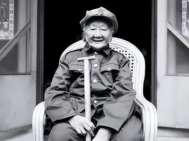 1937年，马家军押解一队西路军女俘虏去青海。途中休息时，一匪兵警惕地朝周围看了