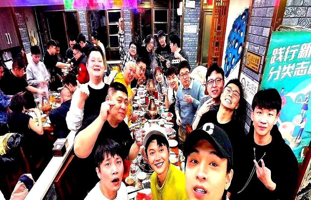 岳云鹏刚掏出手机，就被张鹤伦一巴掌拍飞。台下几千人眼睁睁看着郭德纲黑了脸。