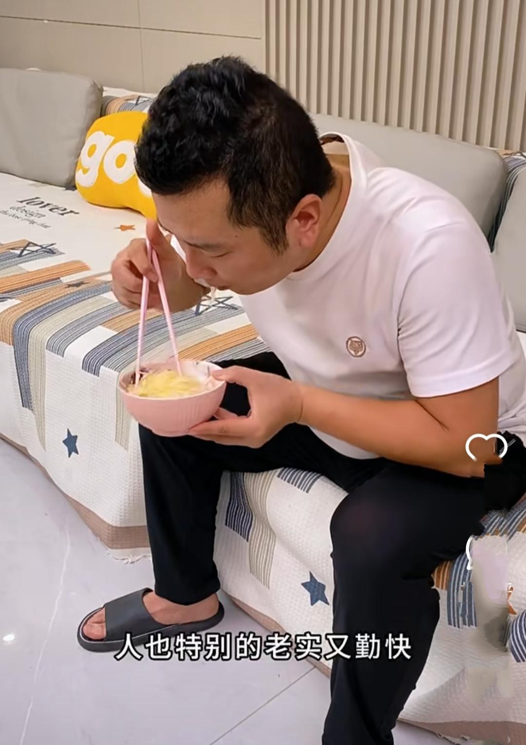 女子虽然离婚了，住在对面的前夫按时按点会来家里吃饭11月22日，一女子在网上分