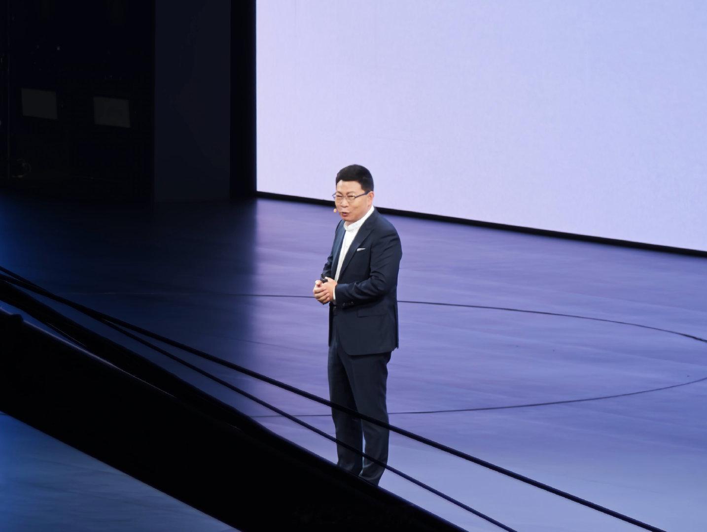 北汽CEO张建勇：余承东早期来北汽工厂，总是喋喋不休，这个不行那个不行。这次北汽花了20亿元人民币改