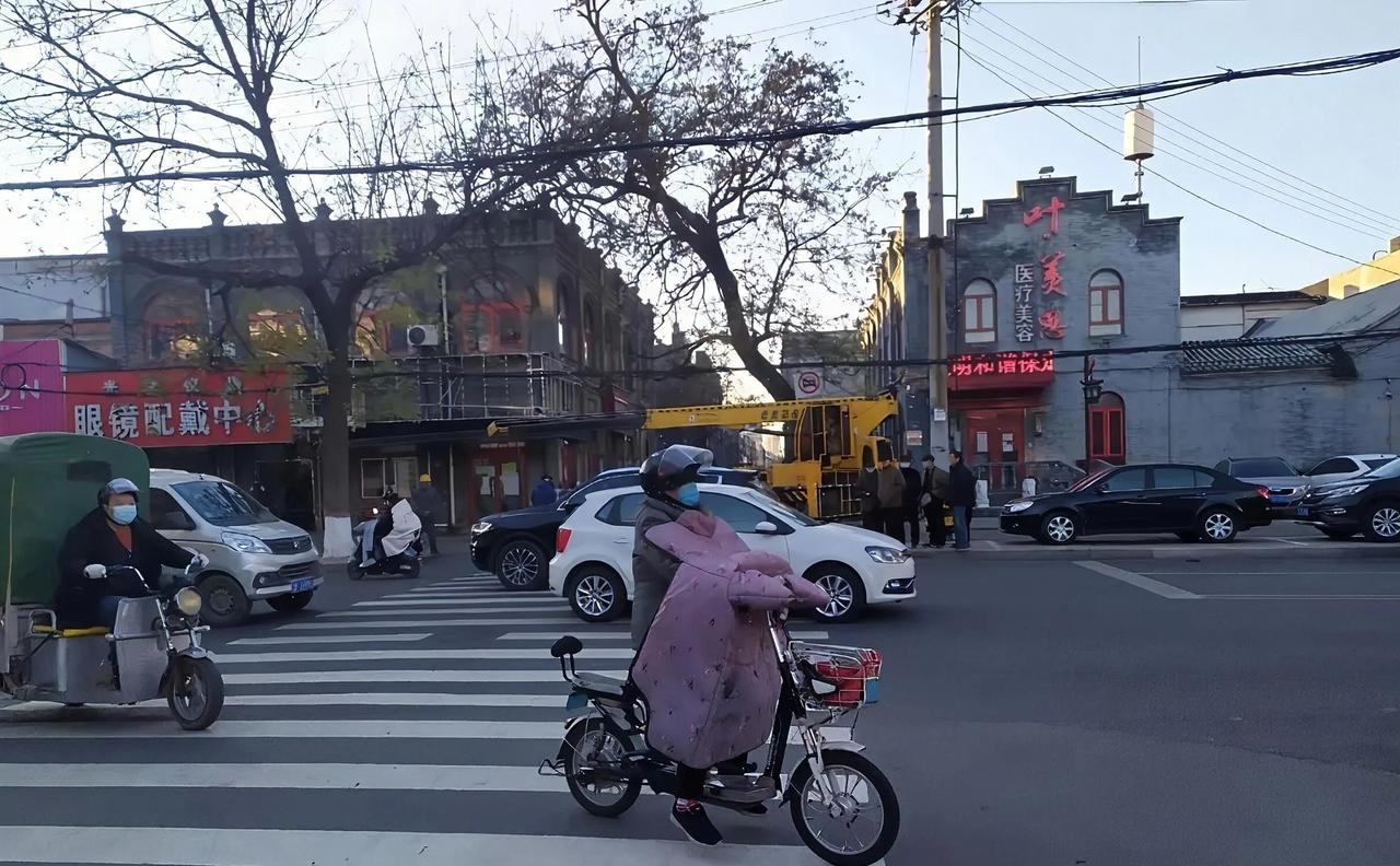 保定西大街与永华大街路口路口西北角的小楼，招牌换了一个又一个，“叶美思”“老街