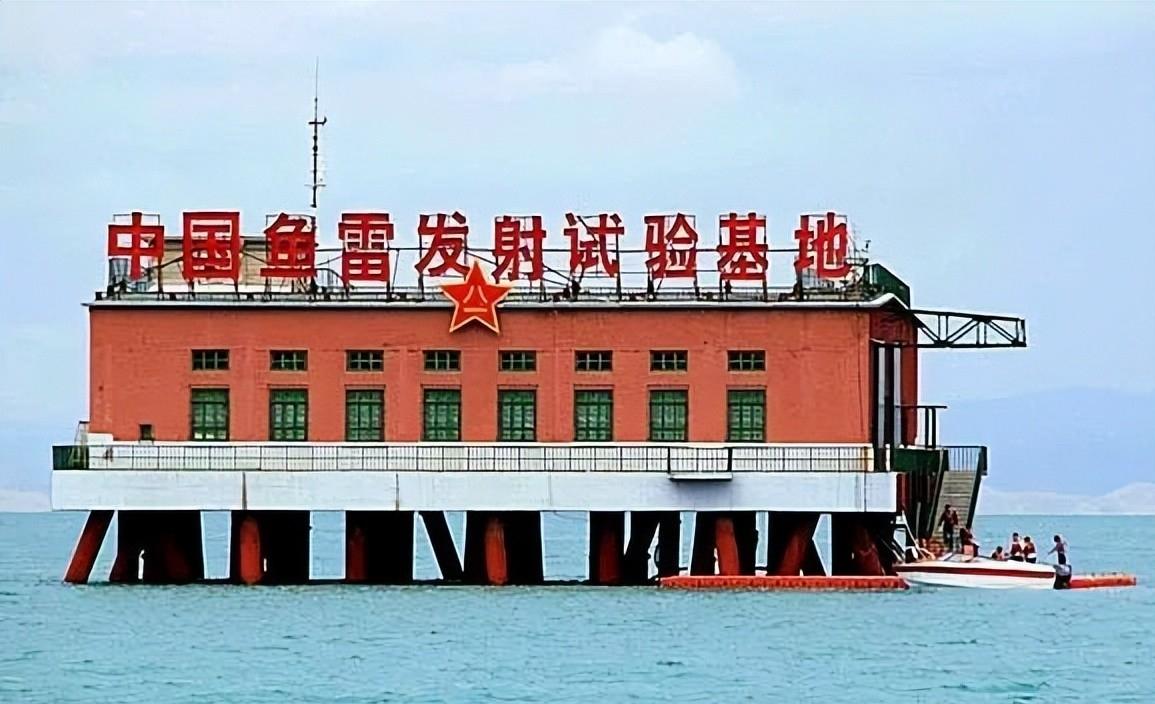 很多人只知道青海湖风景绝美，却不知道这里藏着中国海军的绝密功勋地——151鱼雷发