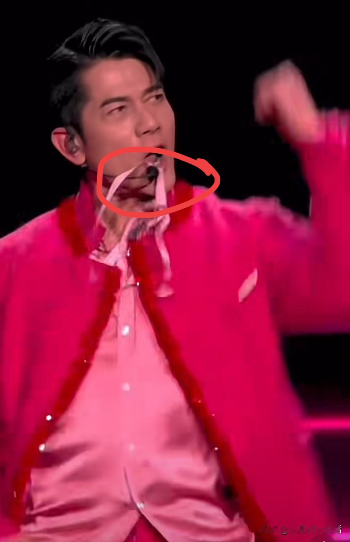 太机灵了！瞧，这一招“金蝉脱壳”，让表演中的郭富城“化险为夷”……关键时刻显