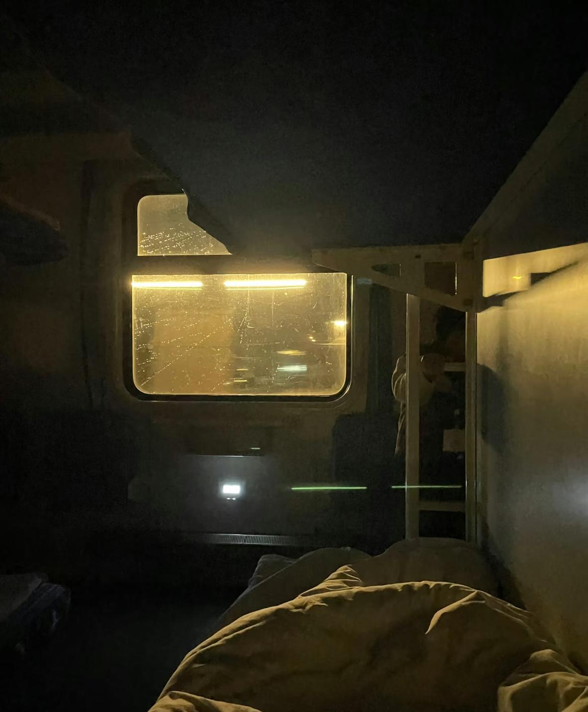 我去西藏旅行买不到下铺，出发前三天睡旅店着凉了，加上生理期，腰痛的走十步路都得挺