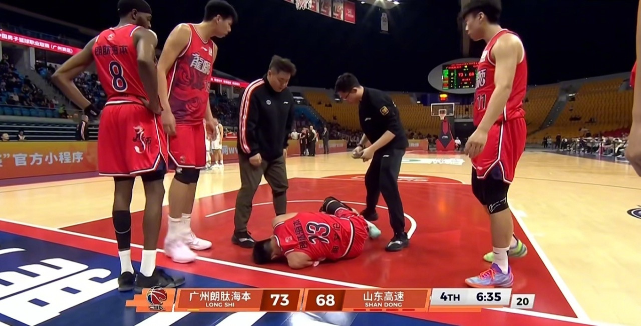 郭艾伦太难了！郭艾伦￼个人社媒更新伤情：“在医院出来了，前交叉韧带断了，今天知道