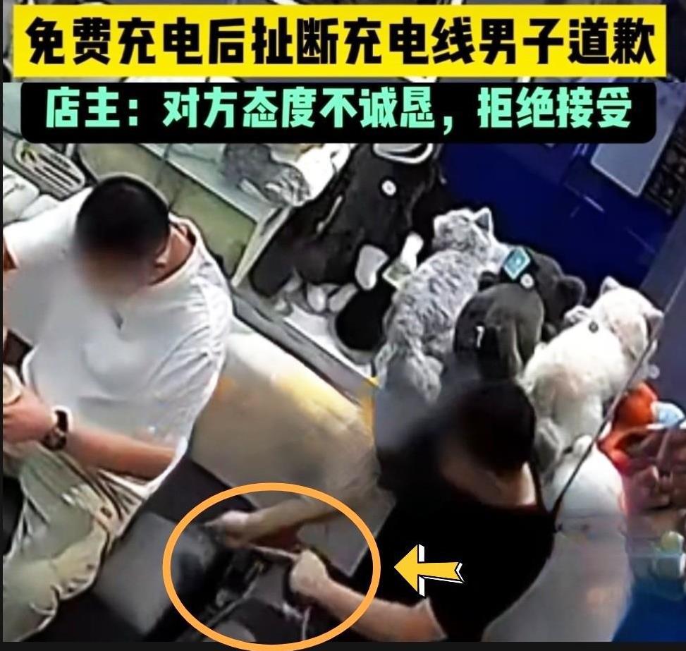 近日，山东烟台万达广场的一家手机店里，有几个顾客在免费充电。充完电后，有个穿黑衣