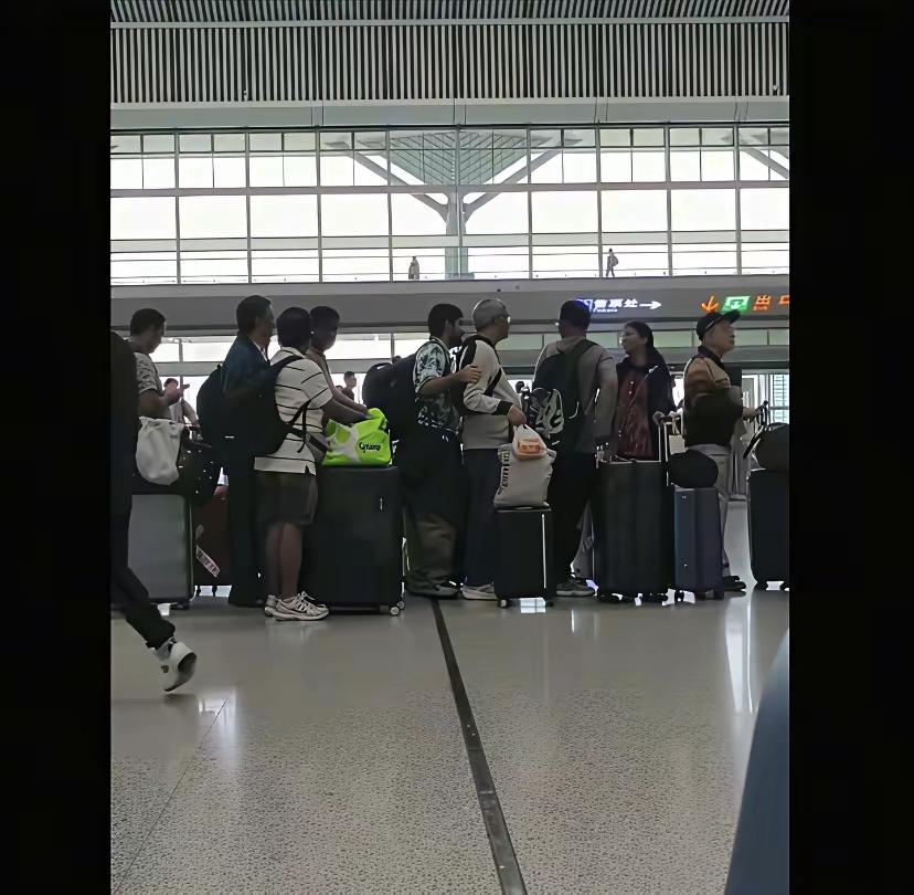 关口排满印度人！允许入境是开放，但不能没规矩没底线吧？刷到口岸密密麻麻的印