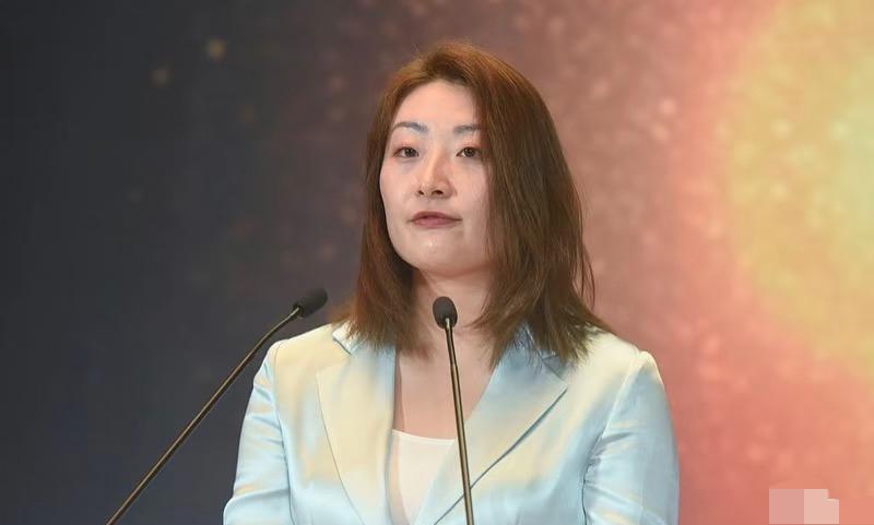 我发现了，大公主宗馥莉和以前不大一样了，不是面相上，也不是精气神上，而是她的