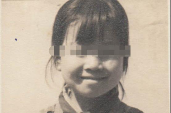 1990年陕西某村惊现灭门惨案，13岁少女亲手毒杀父母幼弟，当警车驶入村口时，女