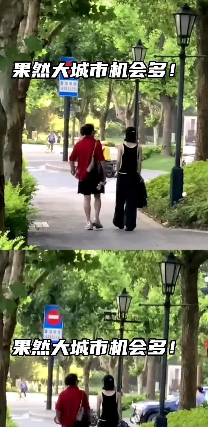 哇，又有路人偶遇赵丽颖了耶！图片里赵丽颖身穿简约黑白吊带背心➕长裤，头戴鸭舌