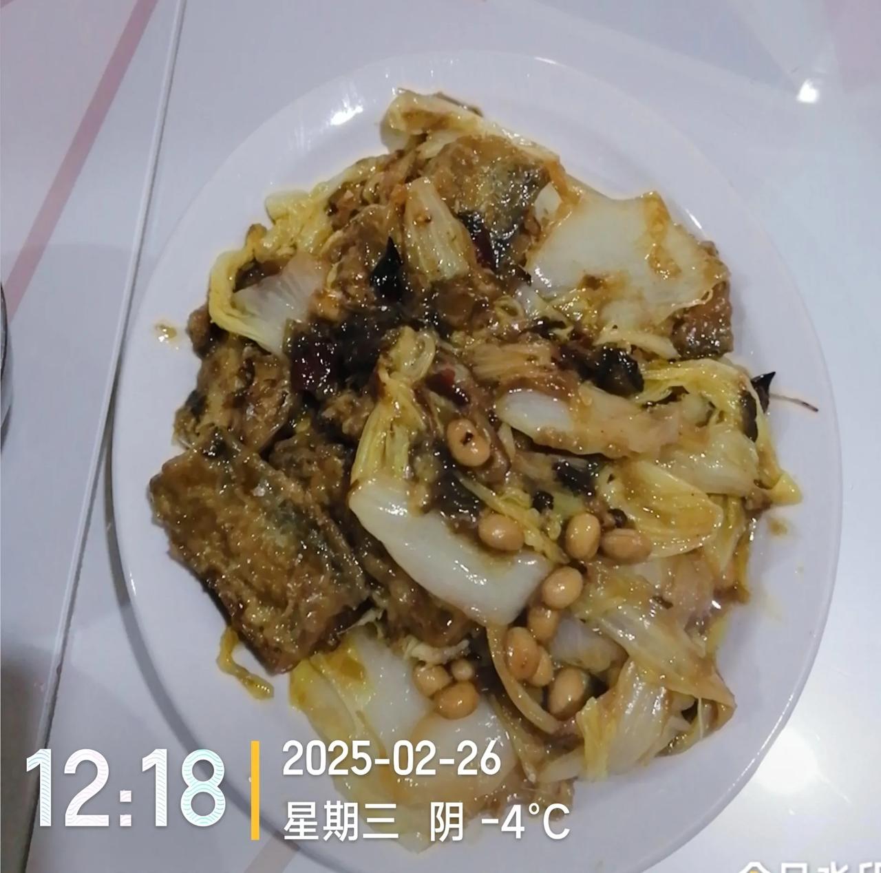 中午先生做了刀鱼扒白菜，拌了一个糖醋冰糖心萝卜，昨天买的酱鸭来一盘。丰盛的午餐