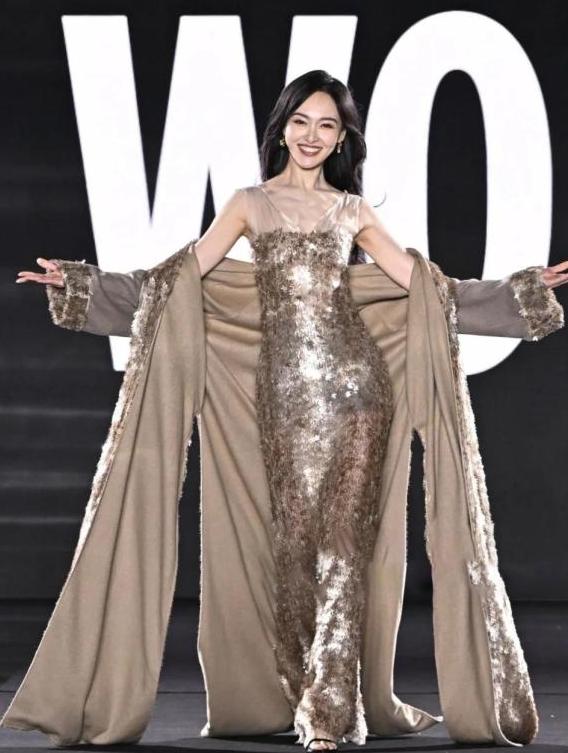 放大图片，就被唐嫣一出场给震惊了，笑颜如花，很有气质，美得很柔和，面部没有一点攻