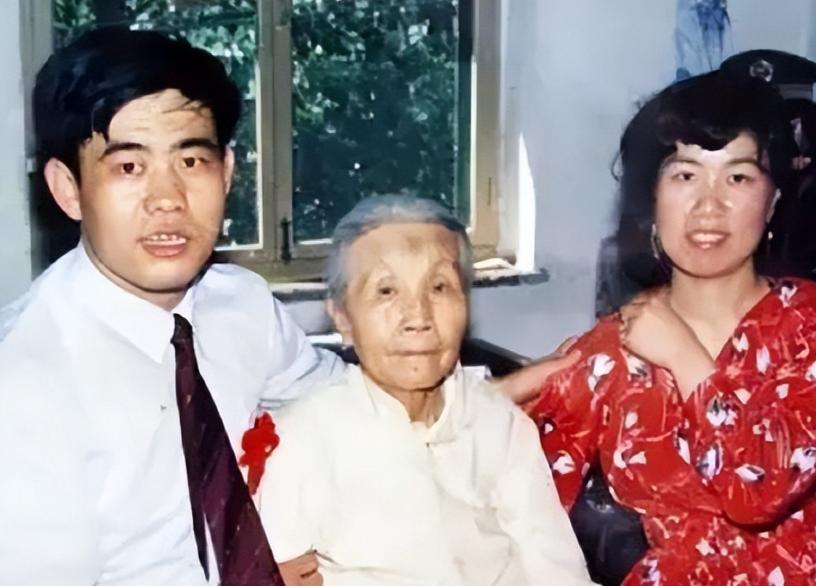1992年，88岁老奶奶叮嘱孙子说道：我死后，一定要好好保存遗体，将来会出现奇迹