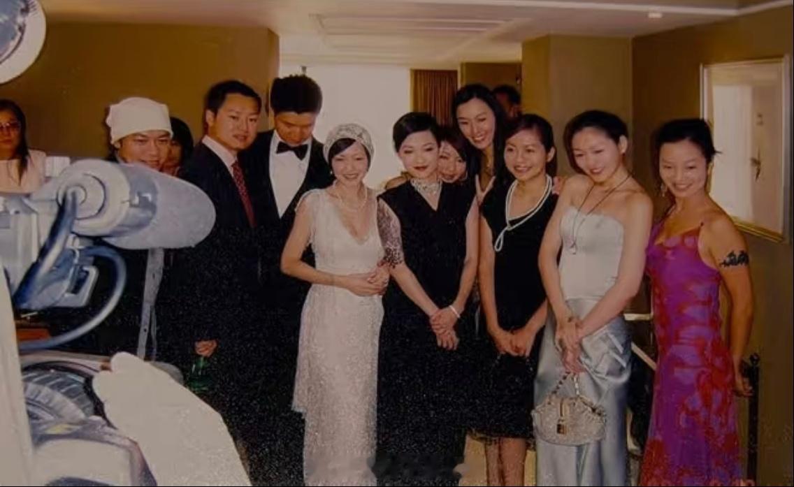 小S感觉还是很缺爱的，两个人这么久了还不愿意离婚，肯定是有原因。看过一些报道，发