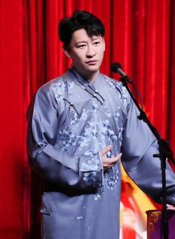 曹云金说，他在德云社干了五年，一个月演三十多场，到手的钱却只有四千多块；可一离开