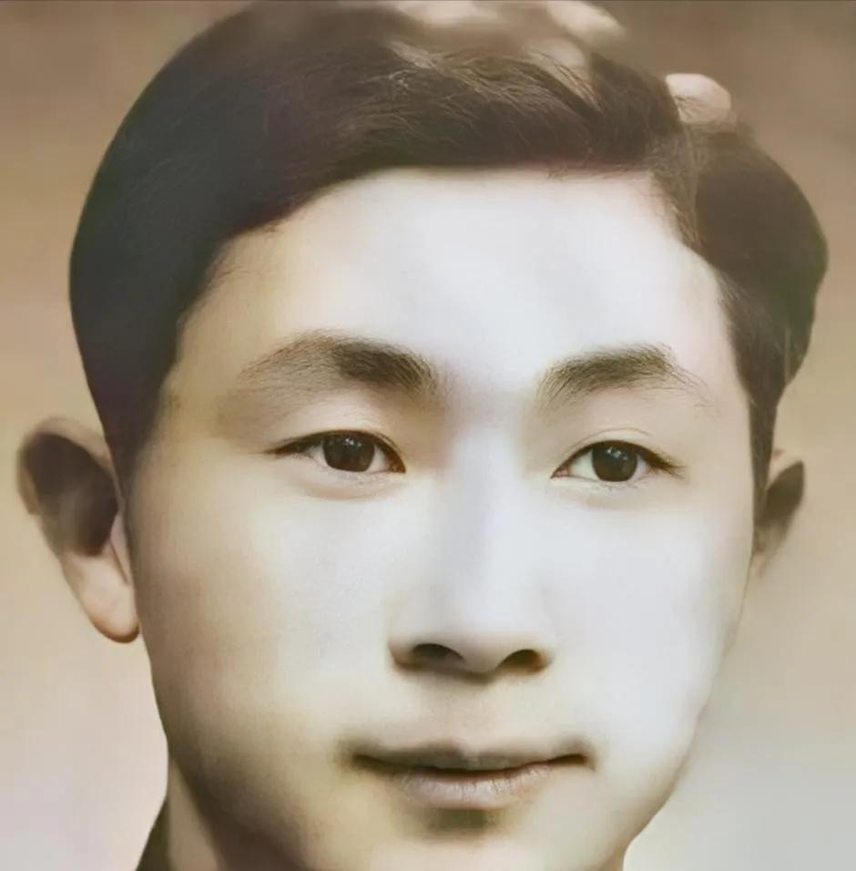 1947年，一位地下党因叛徒出卖被捕。为了把情报送出去，他趁上厕所的机会，三次低