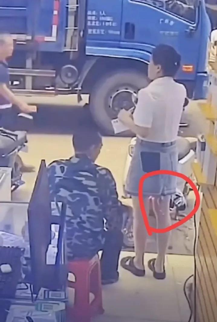 莫让“年纪大”成为危害他人的挡箭牌：手机店纵火事件的警示一女子在手机店门口