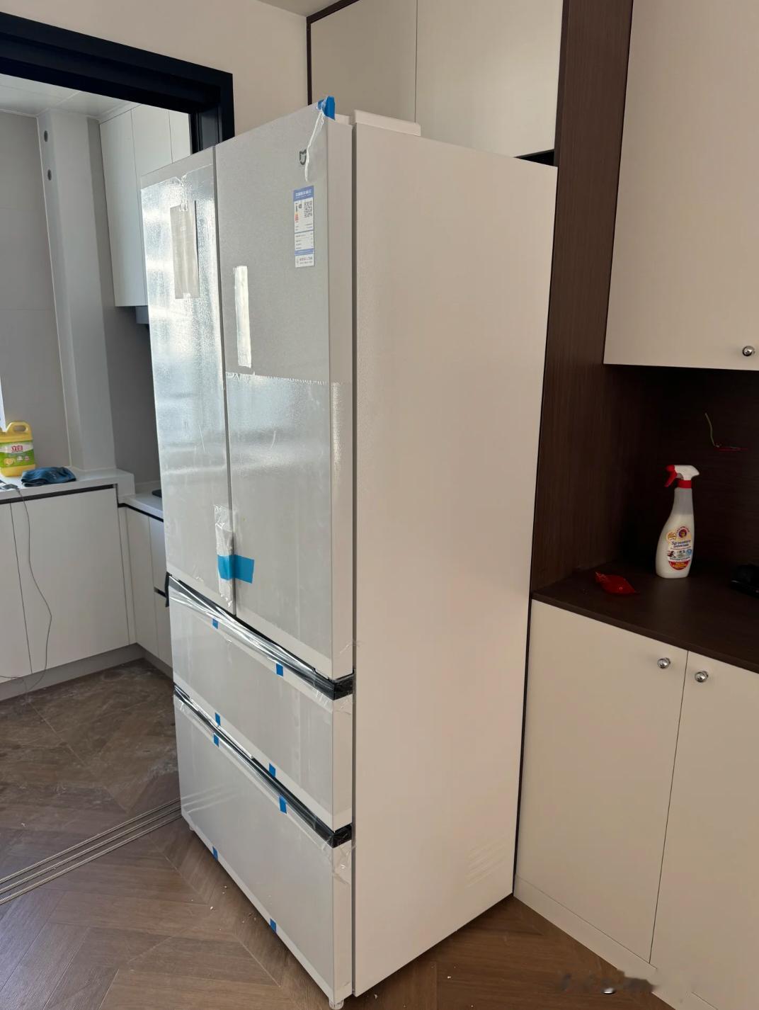 冰箱塞不进去，真是醉了！木工阶段就把冰箱定了，尺寸也发给师傅了，结果热胀冷缩吧