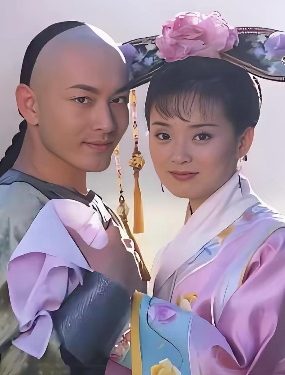 他们出演还珠格格的时候，黄晓明24岁，王艳27岁。时隔25年后再同框，如今的黄