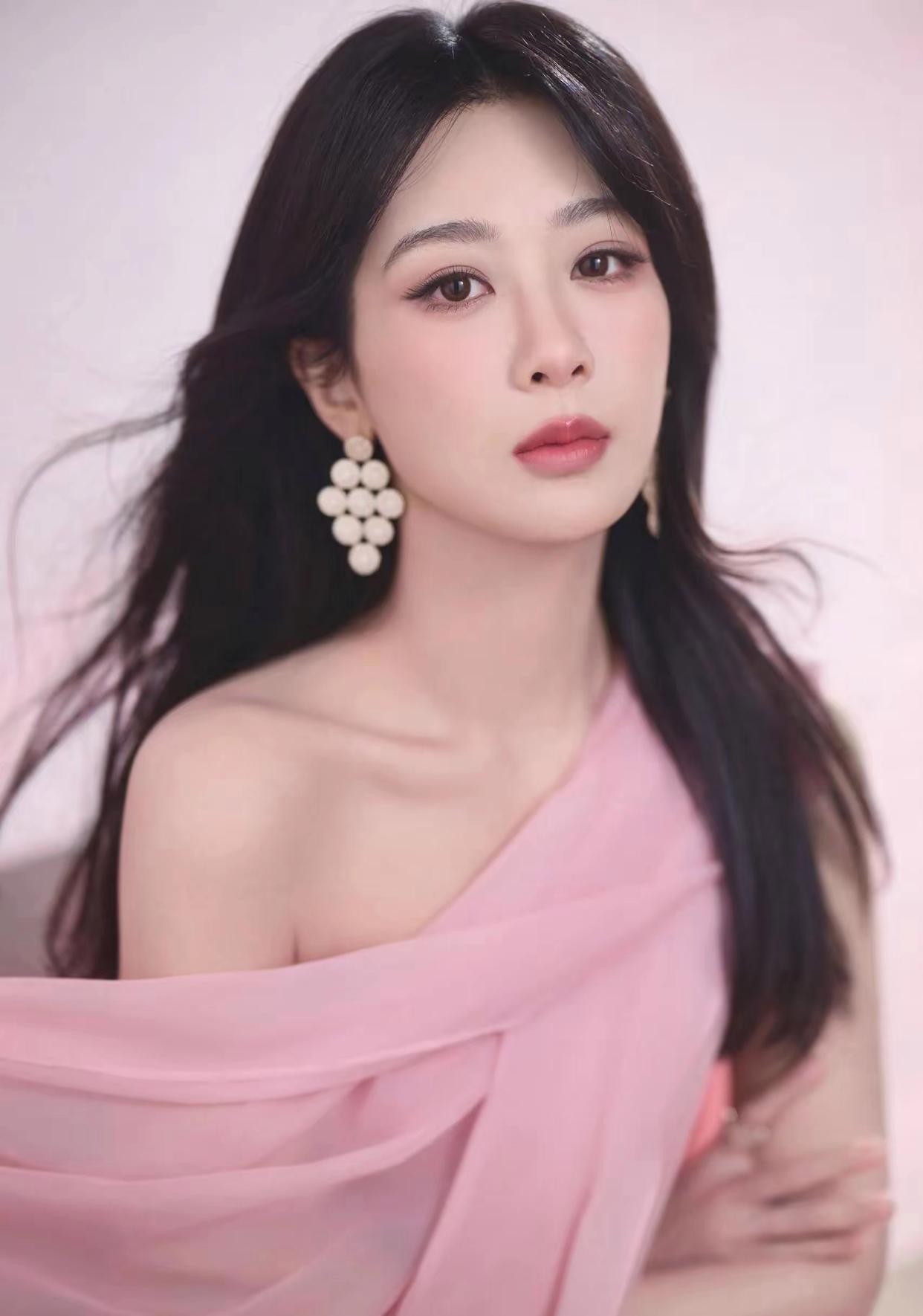 杨紫这身粉色造型直接把温柔氛围拉满，站在那儿就像自带柔光滤镜，谁看了不说一句"公