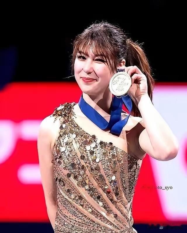 太可惜了，看到美国队的华裔运动员刘美贤，可以说和谷爱凌真的有一比，可惜的是一直