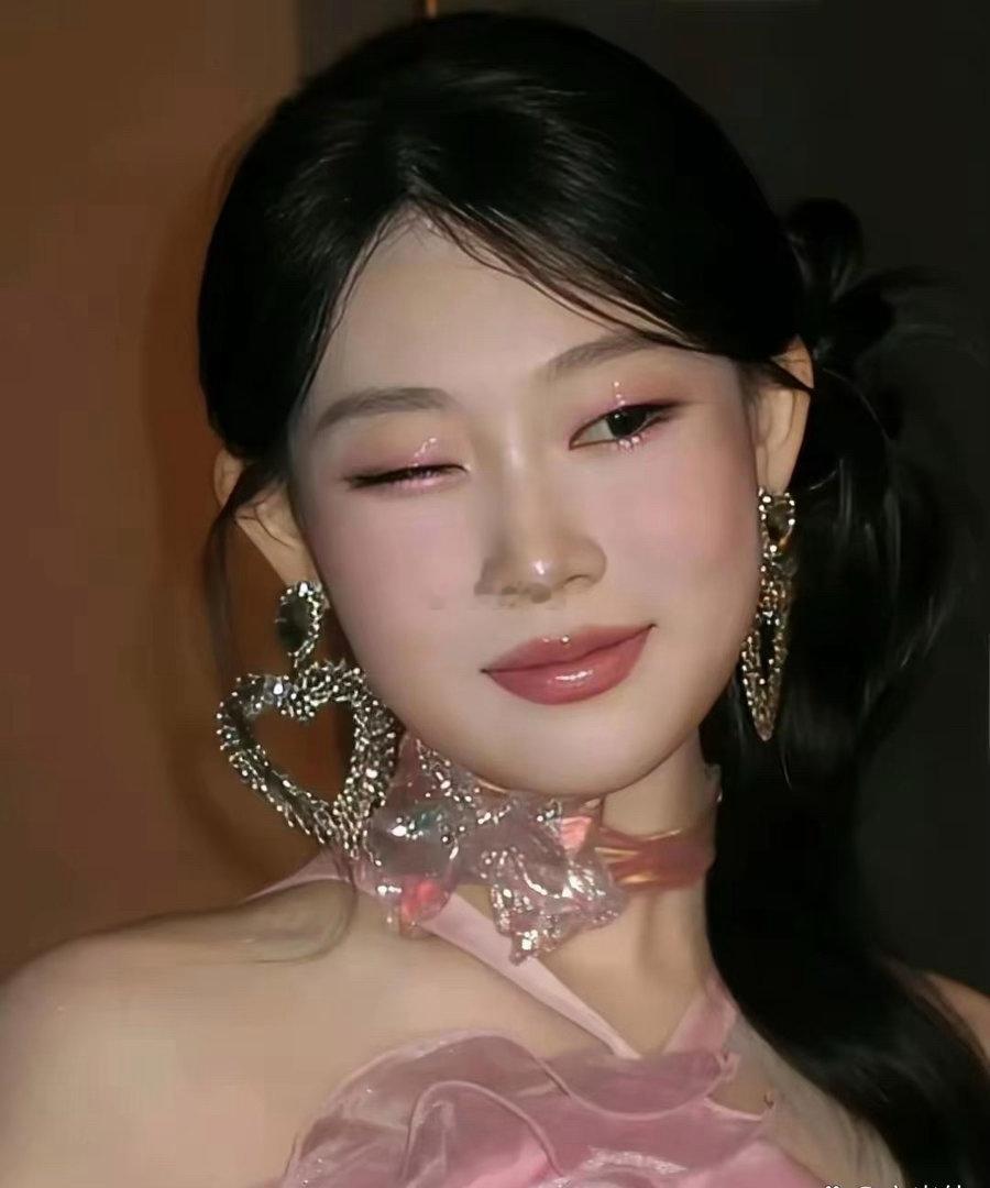 一次两万！能赚回来吗？小沈阳女儿沈佳润请业内顶级化妆师王亚飞做的妆造，一次差不多