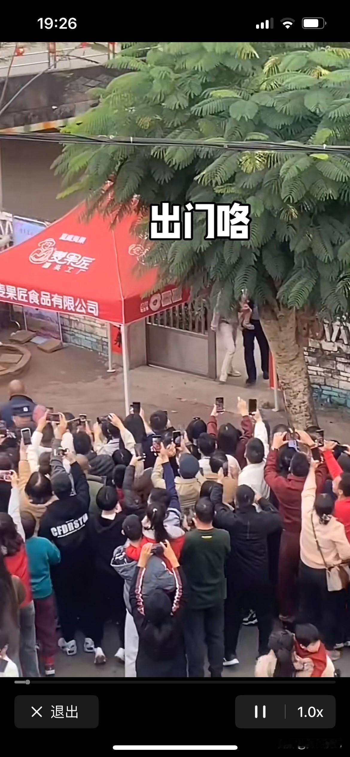 疯了疯了，这帮人到底怎么了，全红婵这次回家粉丝更加疯狂，直接在家门口堵住，水泄不