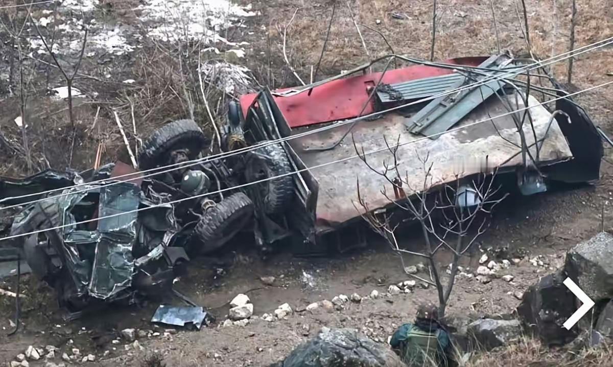 三哥又出事了，在印控克什米尔地区一辆军用装甲车冲下山崖，造成10名军人死亡，10