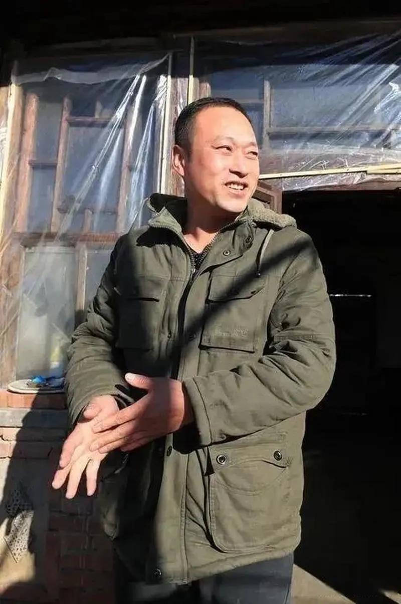他现在后悔了没有？当年张同学一夜爆红，找他签约的人排着队。有人出500万想买