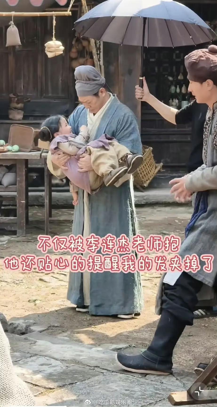 李连杰的新短剧开机，他在其中客串角色，化身古代的官人，穿了古装衣服，近距离下老态