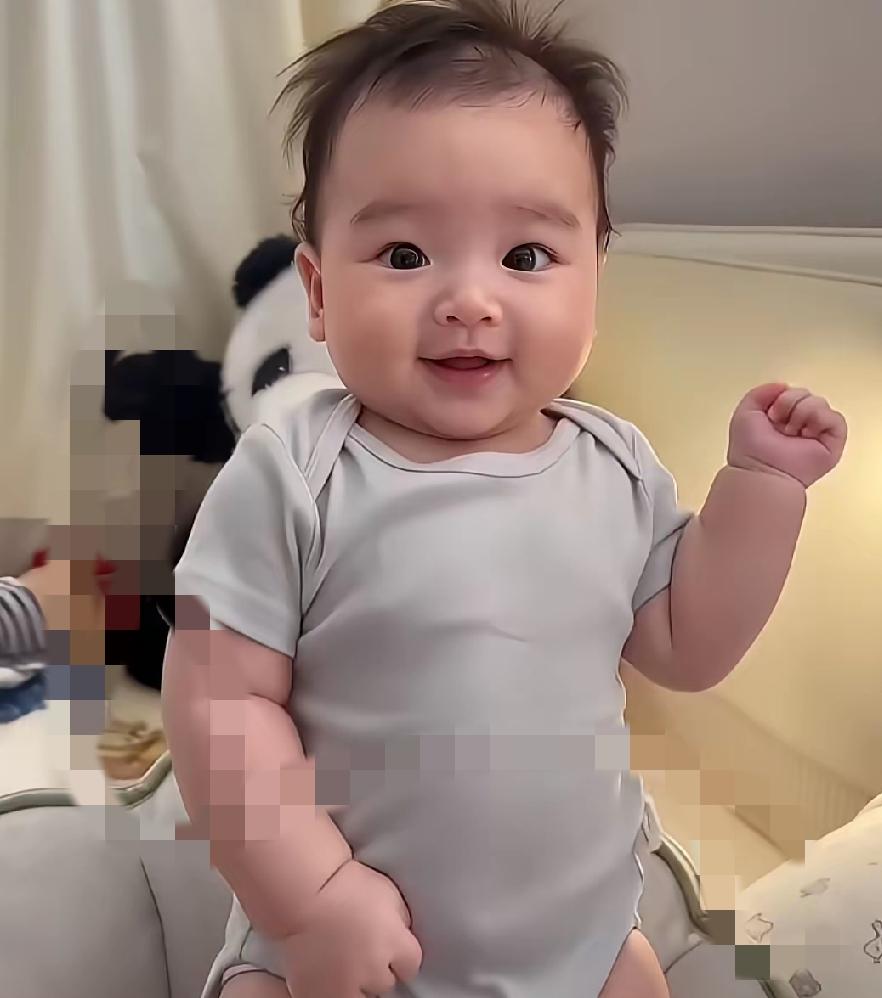 谁都没料到，一个尚且年幼的宝宝，仅凭可爱模样席卷短视频平台，累计播放冲破数亿，衍