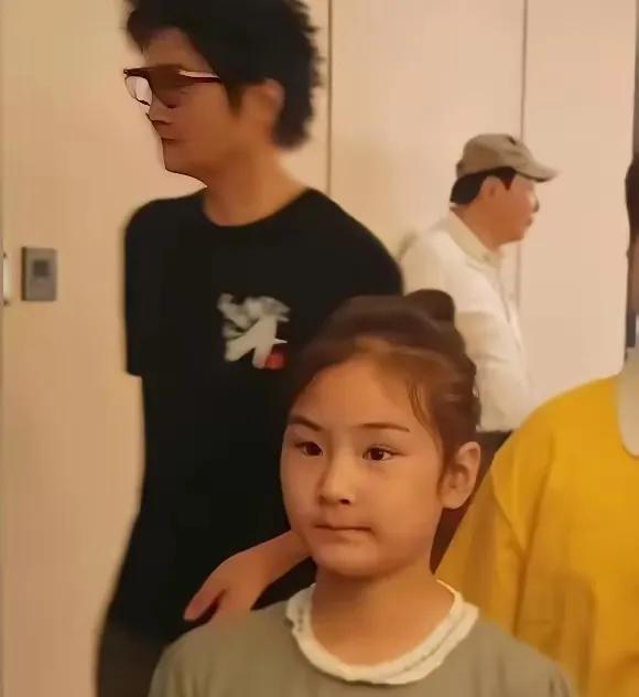孙楠的三个孩子都长大了。身材很高，尤其是儿子，已经超过了父亲。孙楠和前妻买红