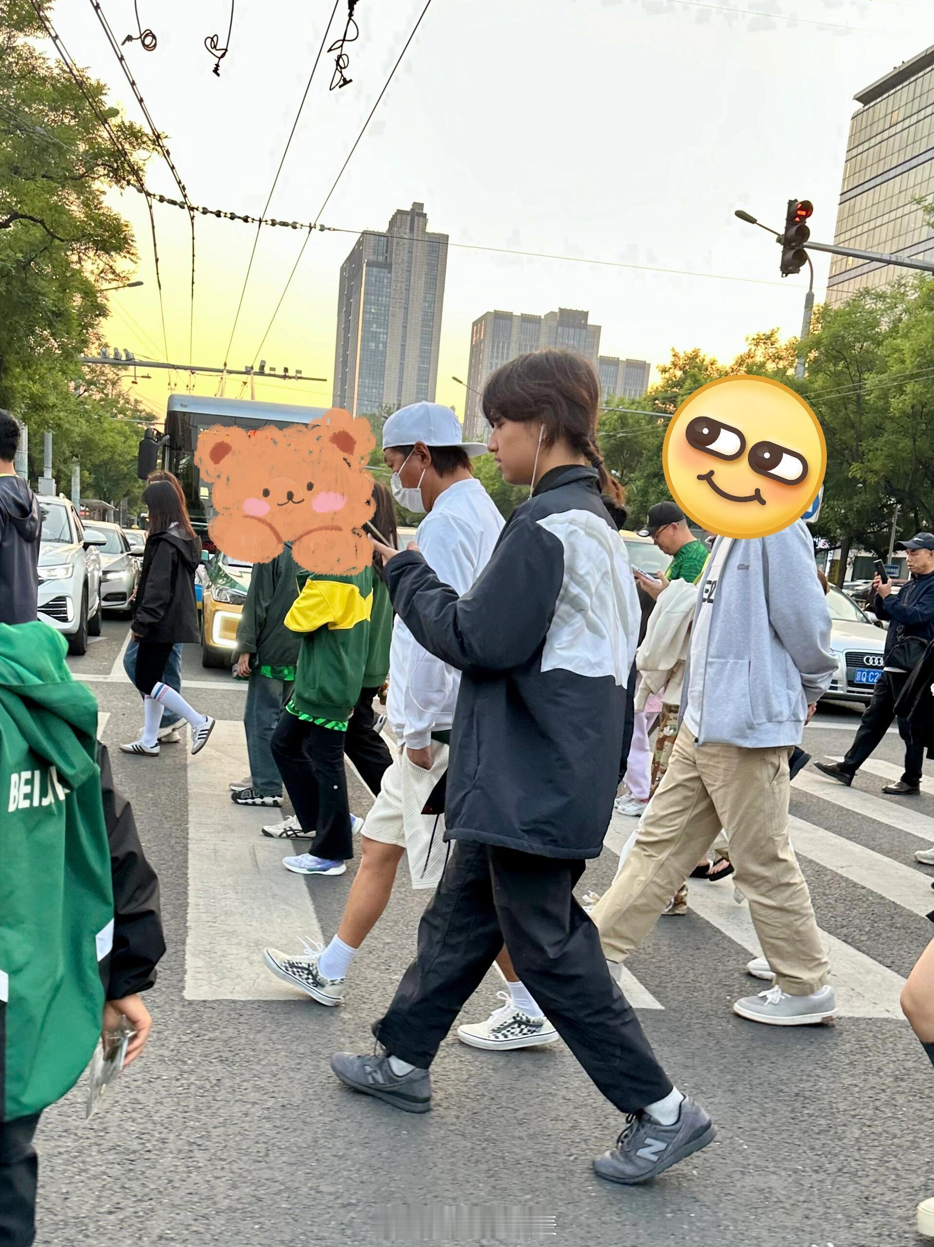 网友偶遇白百何儿子元宝白百何儿子元宝近照网友偶遇白百何大儿子，17岁元宝看着起