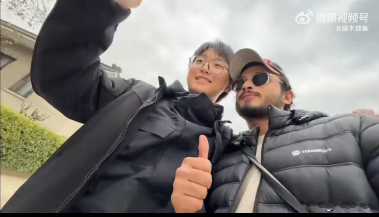 印度博主吹嘘在华印度人像明星，几十名中国女孩求合影，喊话印度男同胞“赶紧来中国”