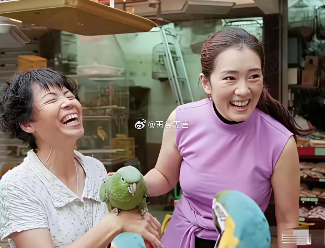 早期的巩俐到香港拍周星驰的电影，满眼新鲜，一脸惬意。