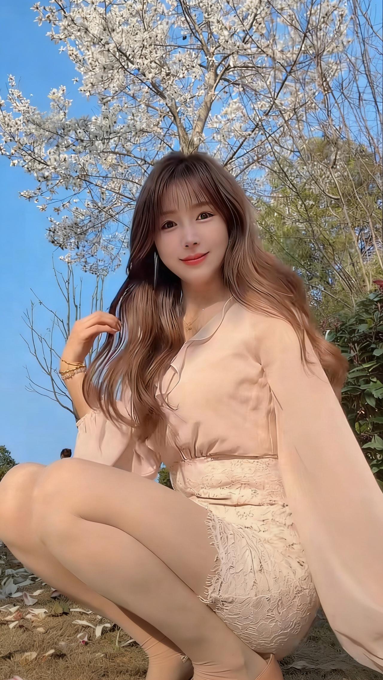 你是喜欢御姐风还是温柔风?这位小姐姐就像春日里的樱花，温柔又灵动，美得让人移不开