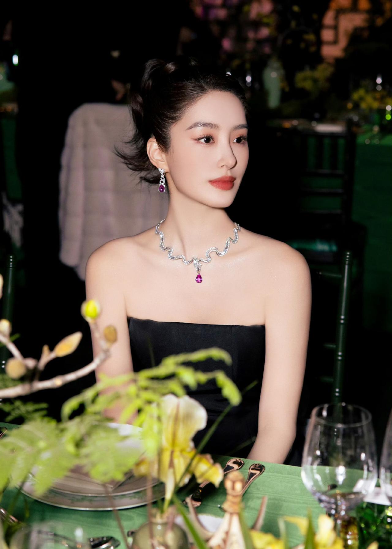 杨采钰DIOR活动造型封神！极简黑裙配高定珠宝，把贵气刻进骨子里杨采钰的时