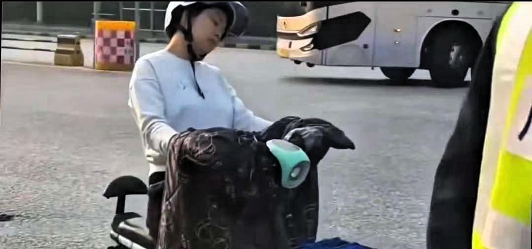 一女子在等红绿灯时坐在电动车上睡着了，且有30分钟了，警察与120来怎么叫也叫不