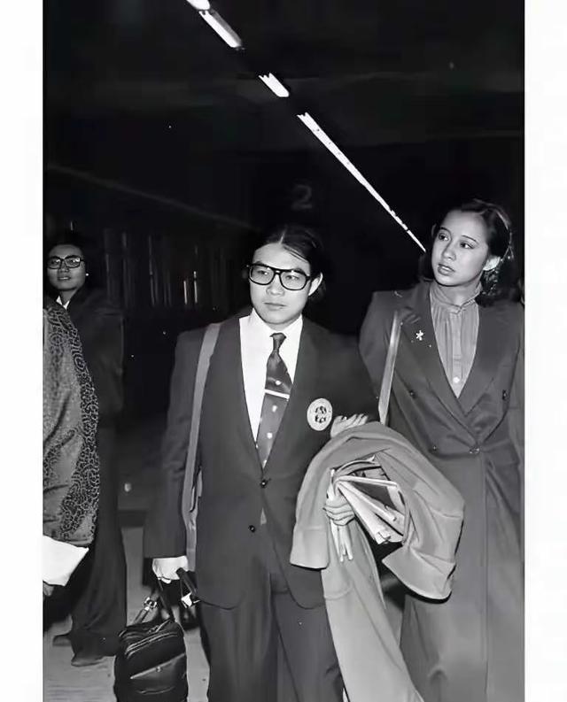1979年，33岁霍震霆和21岁的朱玲玲，两人刚刚结婚，也是“港姐嫁豪门”的开端