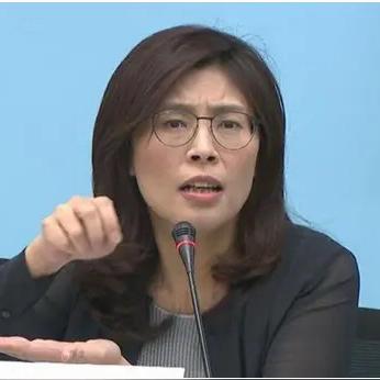 大学讲堂里，台湾学生问郑丽文：“学姐，您为什么还愿意说自己是中国人？”郑丽