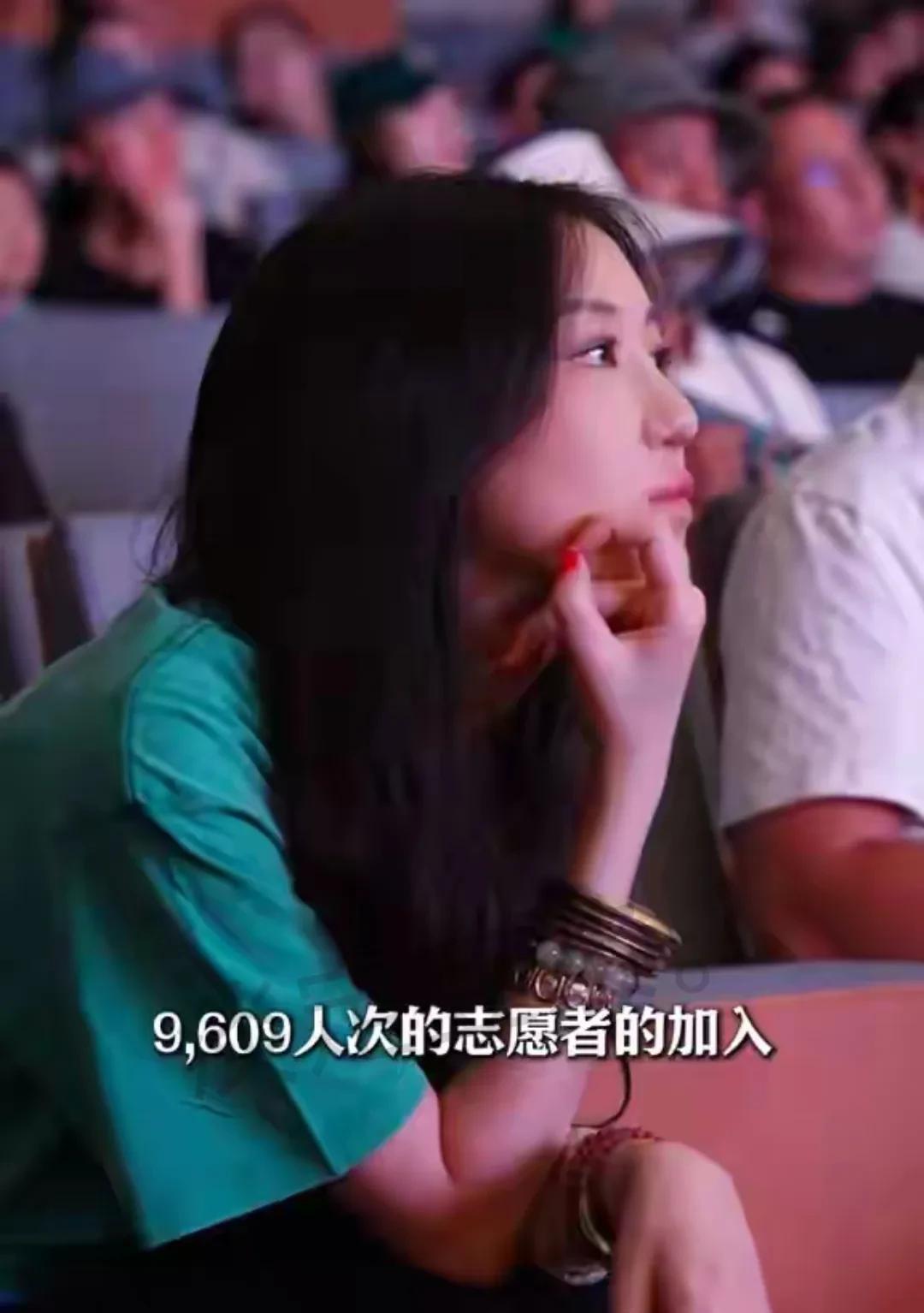 看李亚鹏女儿李嫣，侧脸和她同母异父的姐姐窦靖童长得一模一样，简直就是一个模子刻出