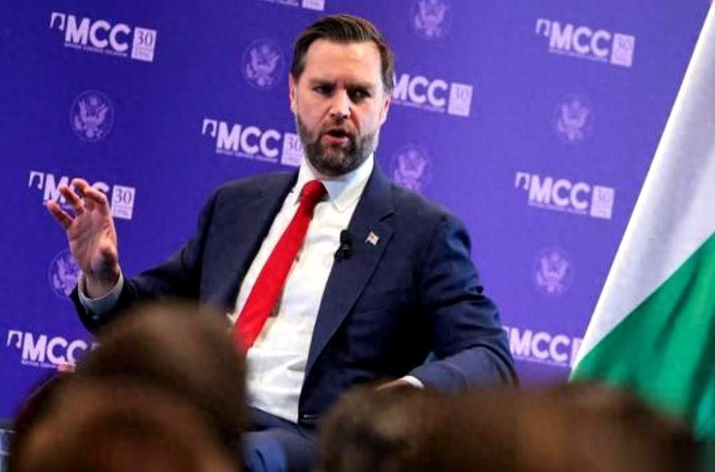 美国副总统万斯，飞了半个地球，降落在匈牙利。他此行只有一个任务：一边帮匈牙利总