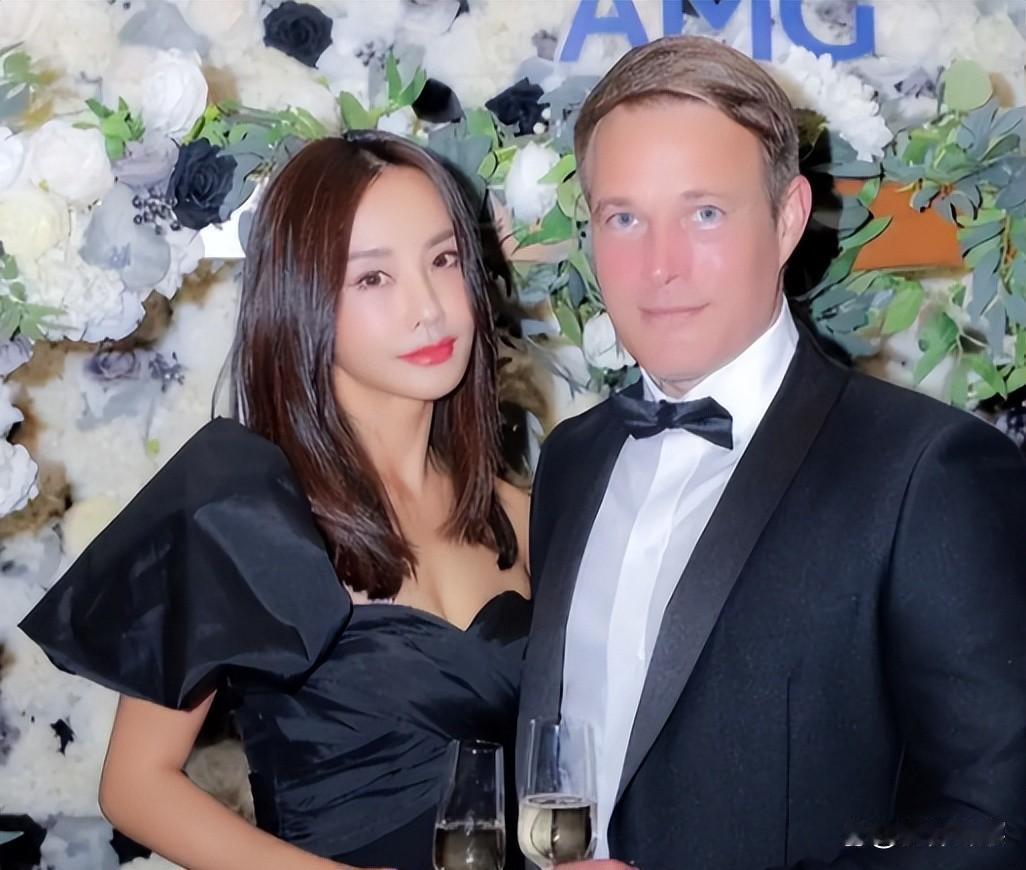 马雅舒近照大变样！脸部浮肿眼尾上吊引热议，穿吊带靠外籍老公疑医美后遗症