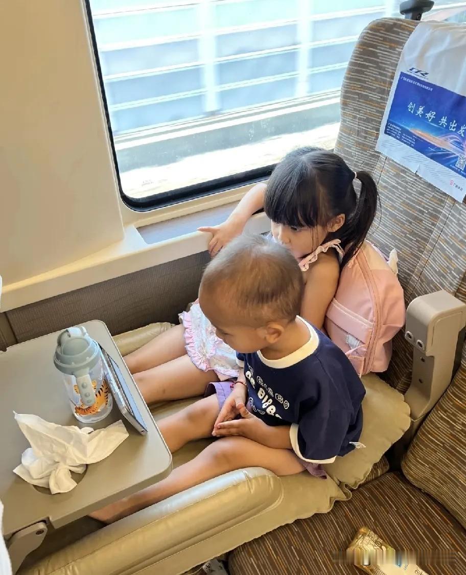 高铁被提醒两次小声点我真想怼回去现在的人对孩子的包容为零相反的对大声打电