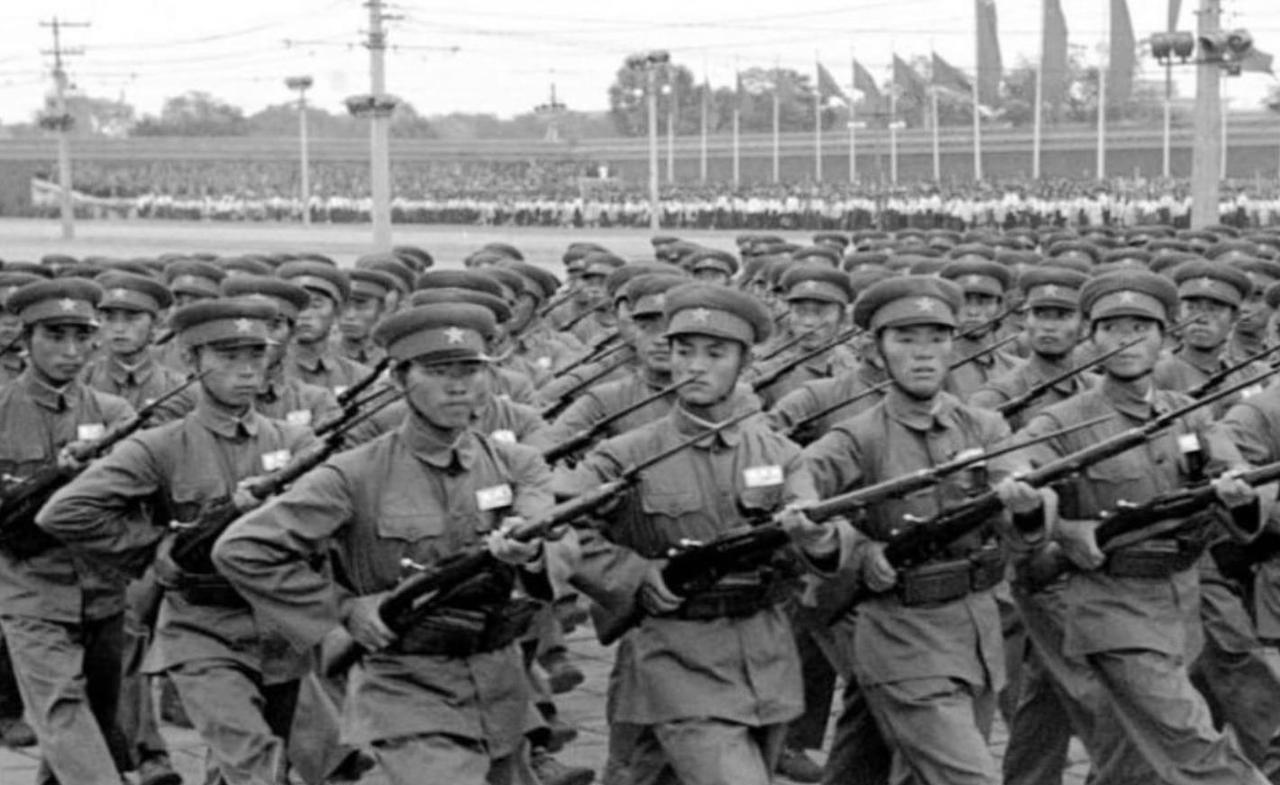 1951年，正值建国二周年，我军将士们开始准备阅兵仪式。在队列训练时，观看的苏联